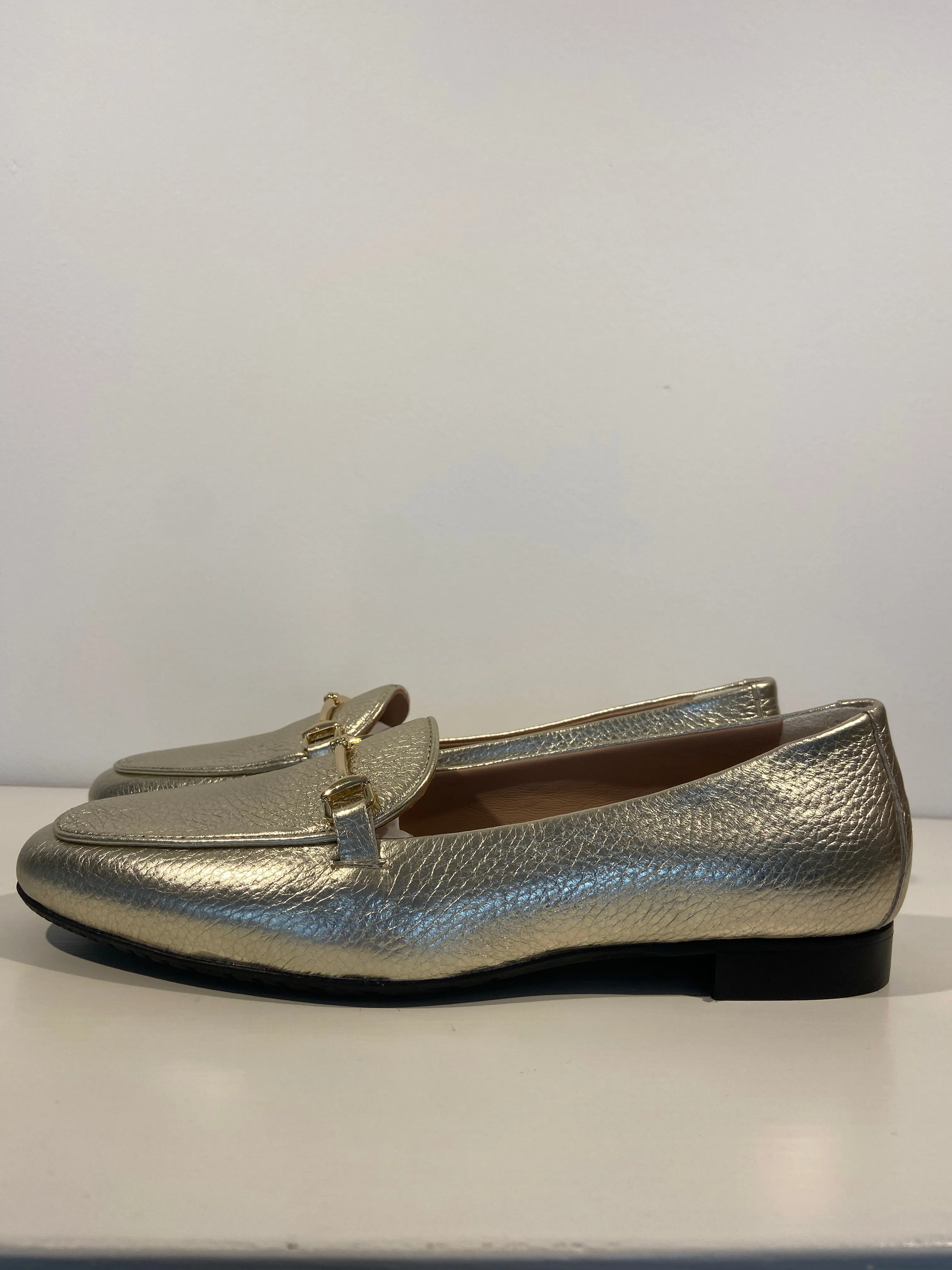 Gold Italian loafers with fine snaffle